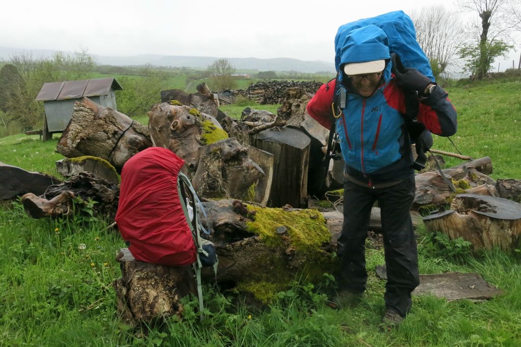 Après une nuit et un début de matinée de pluie, après le pliage de la tente sous le double toit, nous partons sous une petite bruine